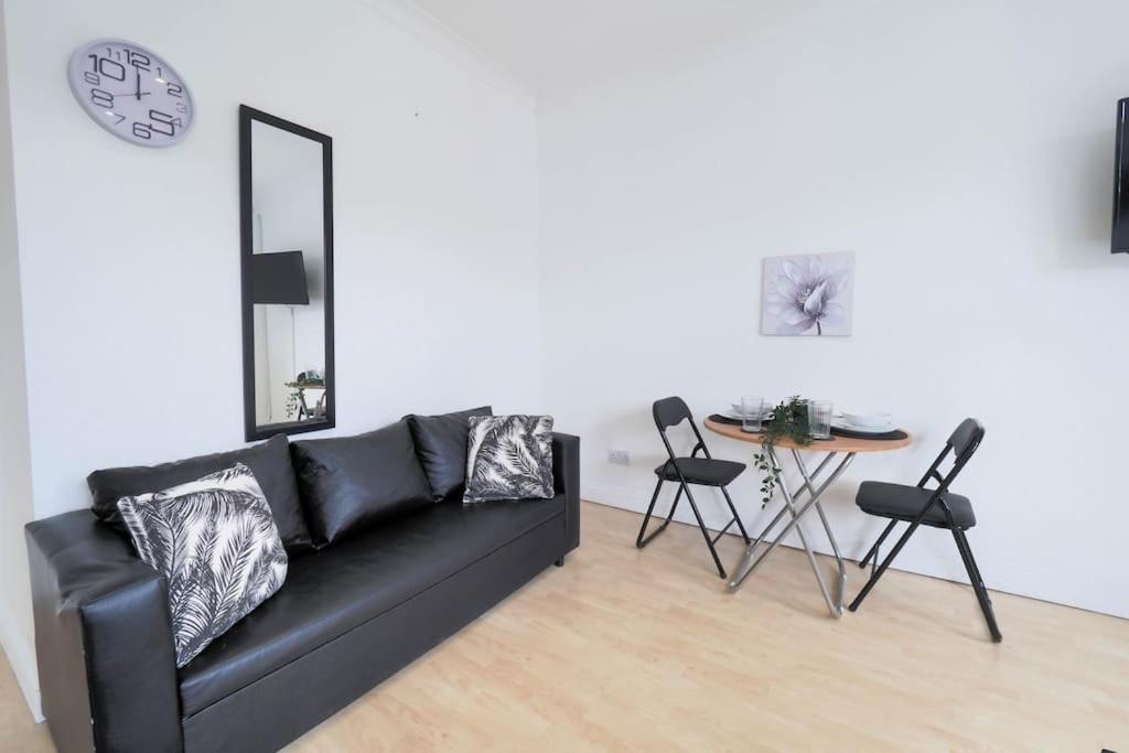 Appartement S5 Full In Kilburn With Kitchen Zone 2 *